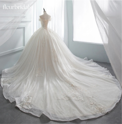 Luxury Sweetheart Lace Ball Gown Wedding Dresses Chapel Train Appliques Beaded Crystal Bride Dresses - Fleur Bridals 
